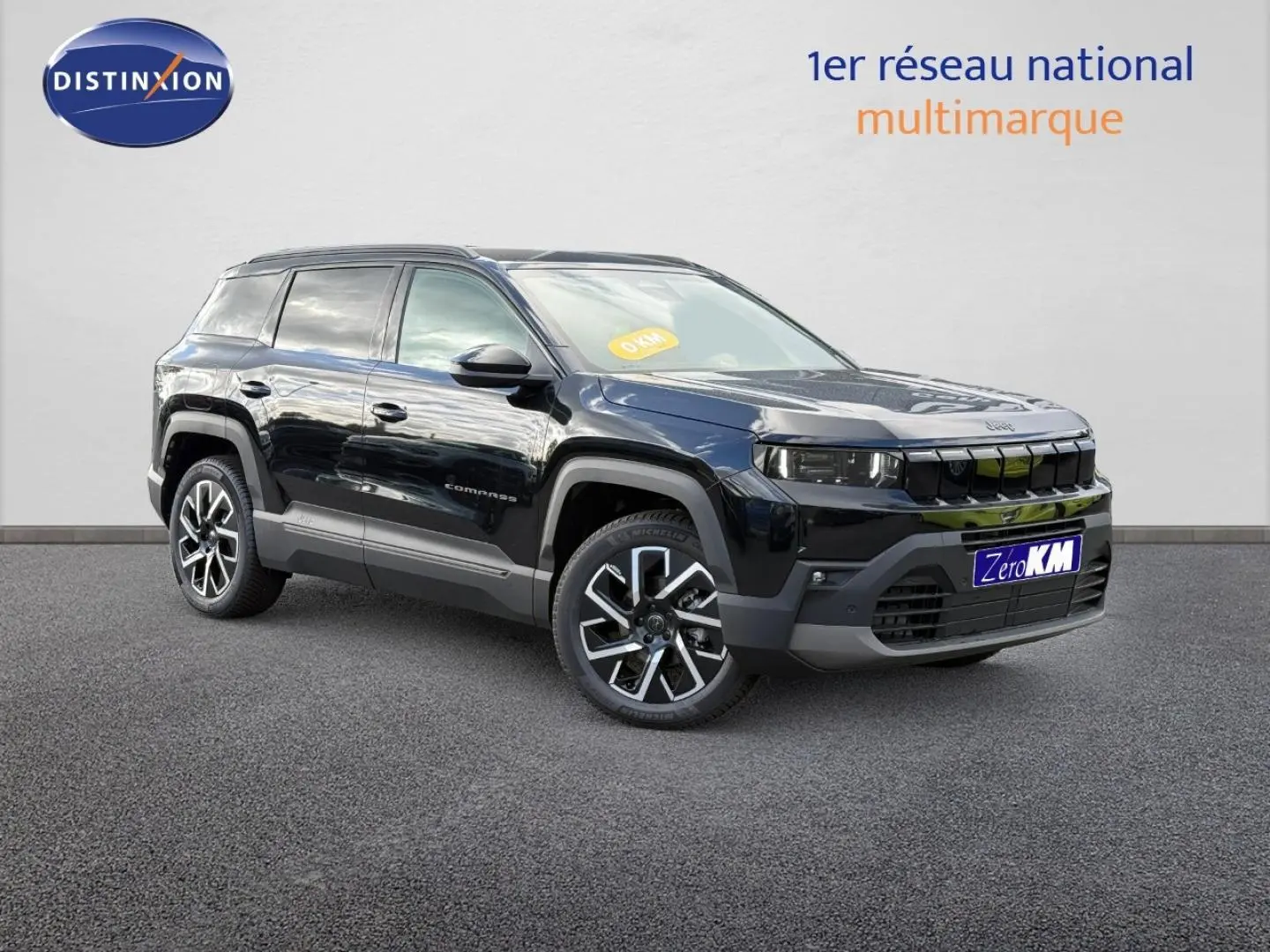Jeep Compass 2026 Vulcano en 3/4 avant droit, avec jantes alu distinctives et calandre noire marquée.