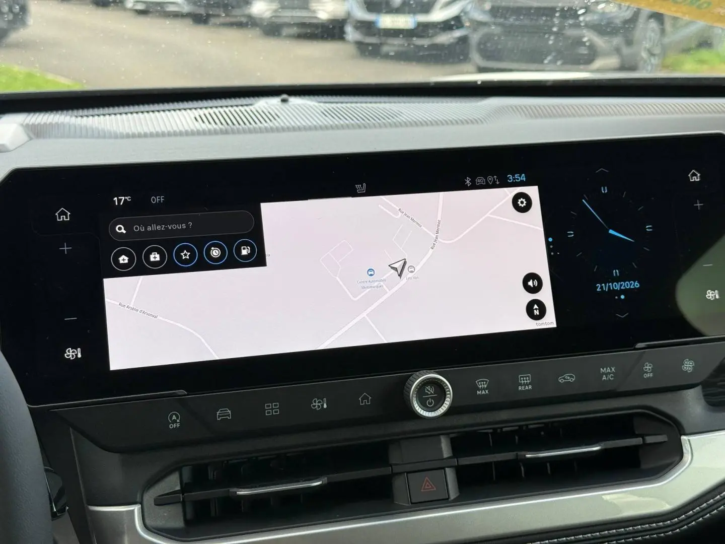 Vue rapprochée de l'écran tactile central du Jeep Compass 2026 affichant la navigation et l'horloge digitale.