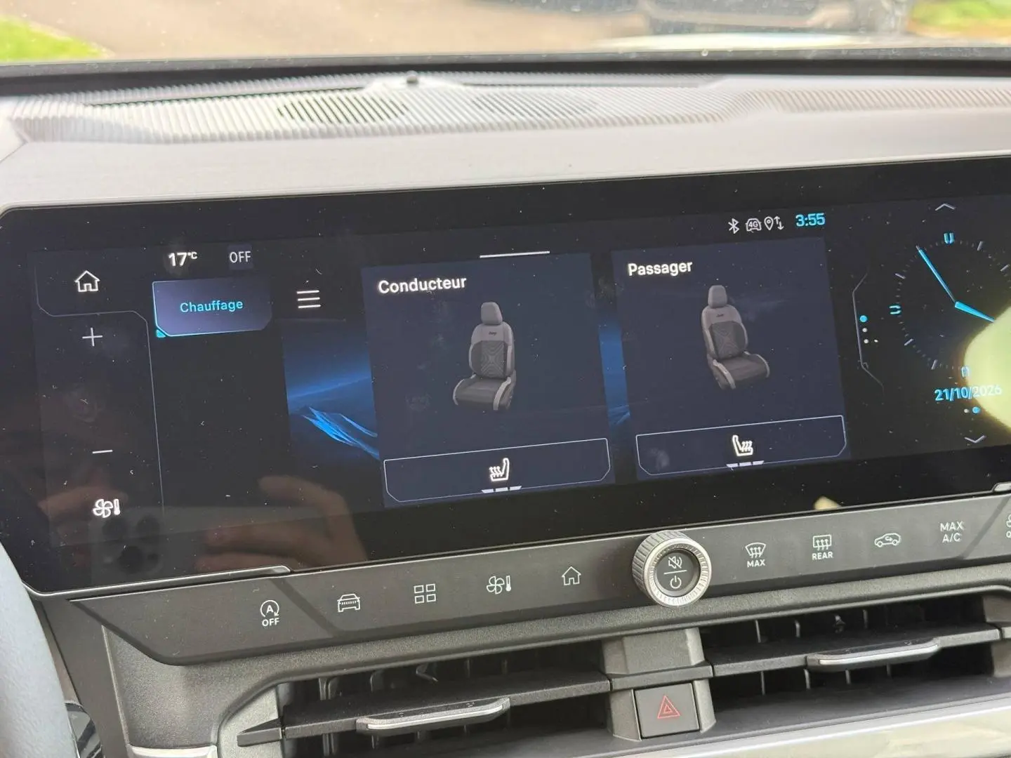 Tableau de bord du Jeep Compass 2026 avec écran tactile affichant le chauffage des sièges conducteur et passager.
