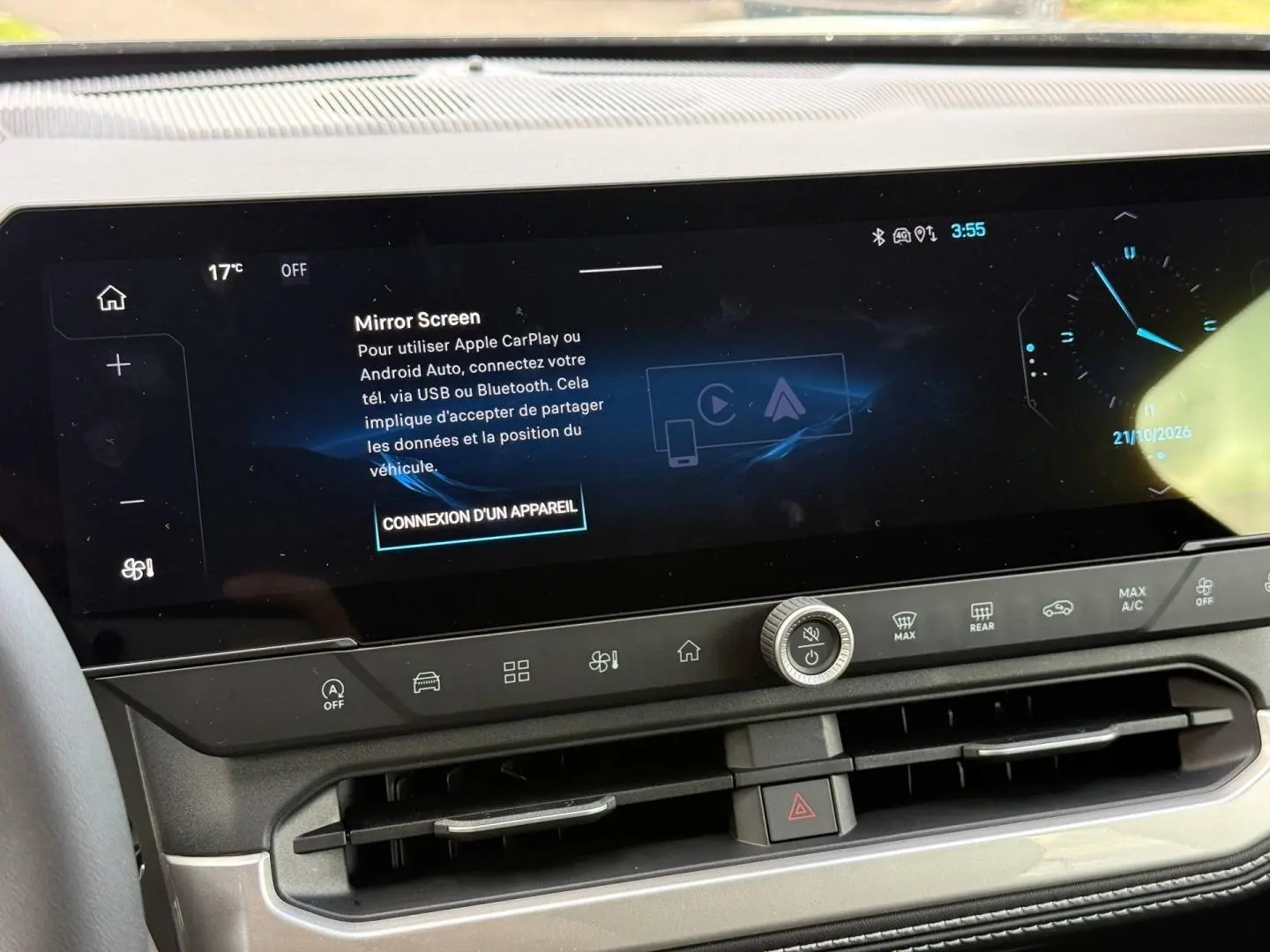 Gros plan sur l'écran tactile et la console centrale du Jeep Compass 2026, finition Summit avec interface multimédia.