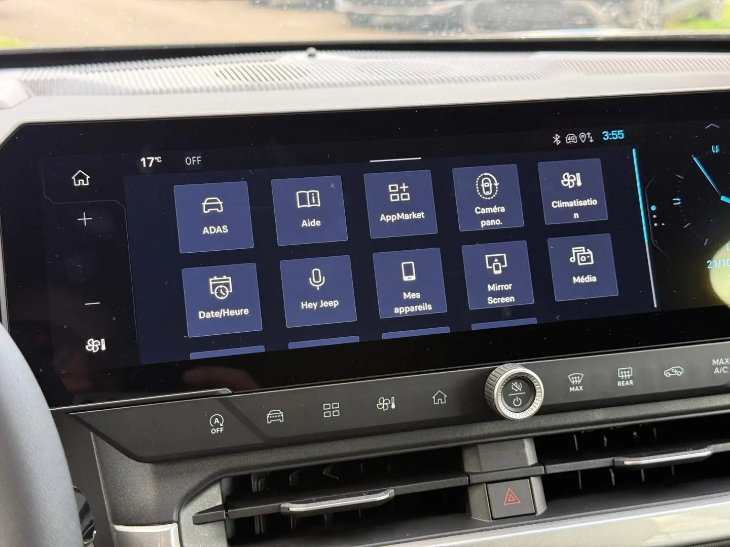 Écran tactile central du tableau de bord du Jeep Compass 2026, affichant les options de connectivité et d’aide à la conduite.