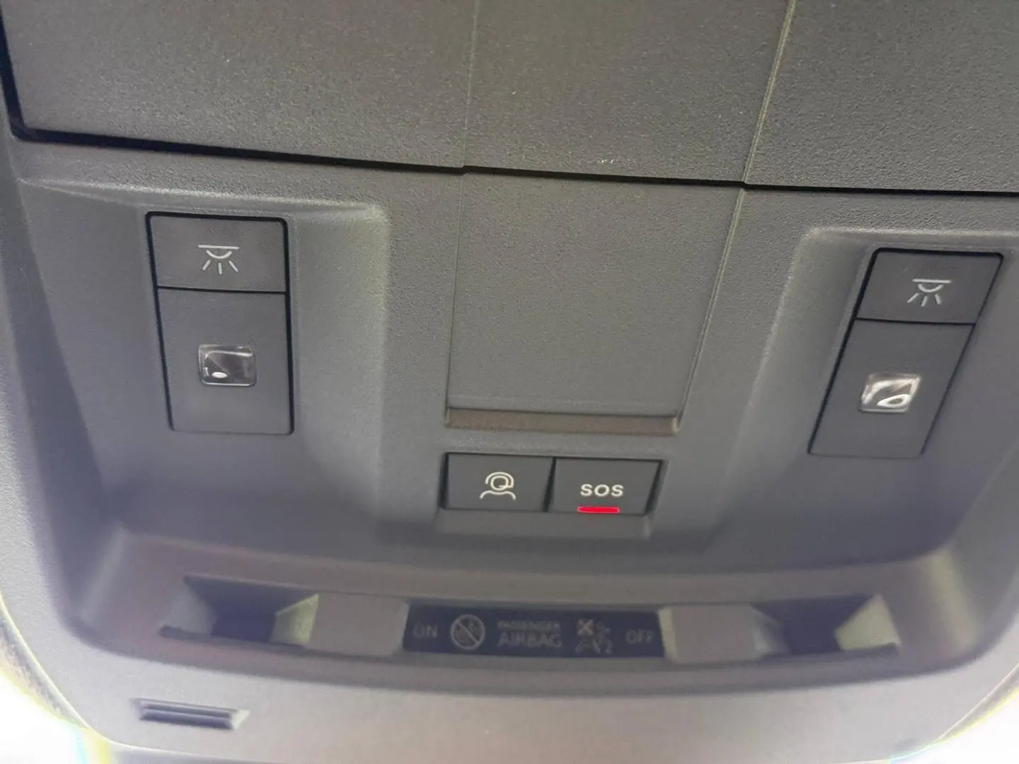 Vue en gros plan du plafonnier avec boutons d’éclairage et alerte SOS du Jeep Compass Vulcano 2026.