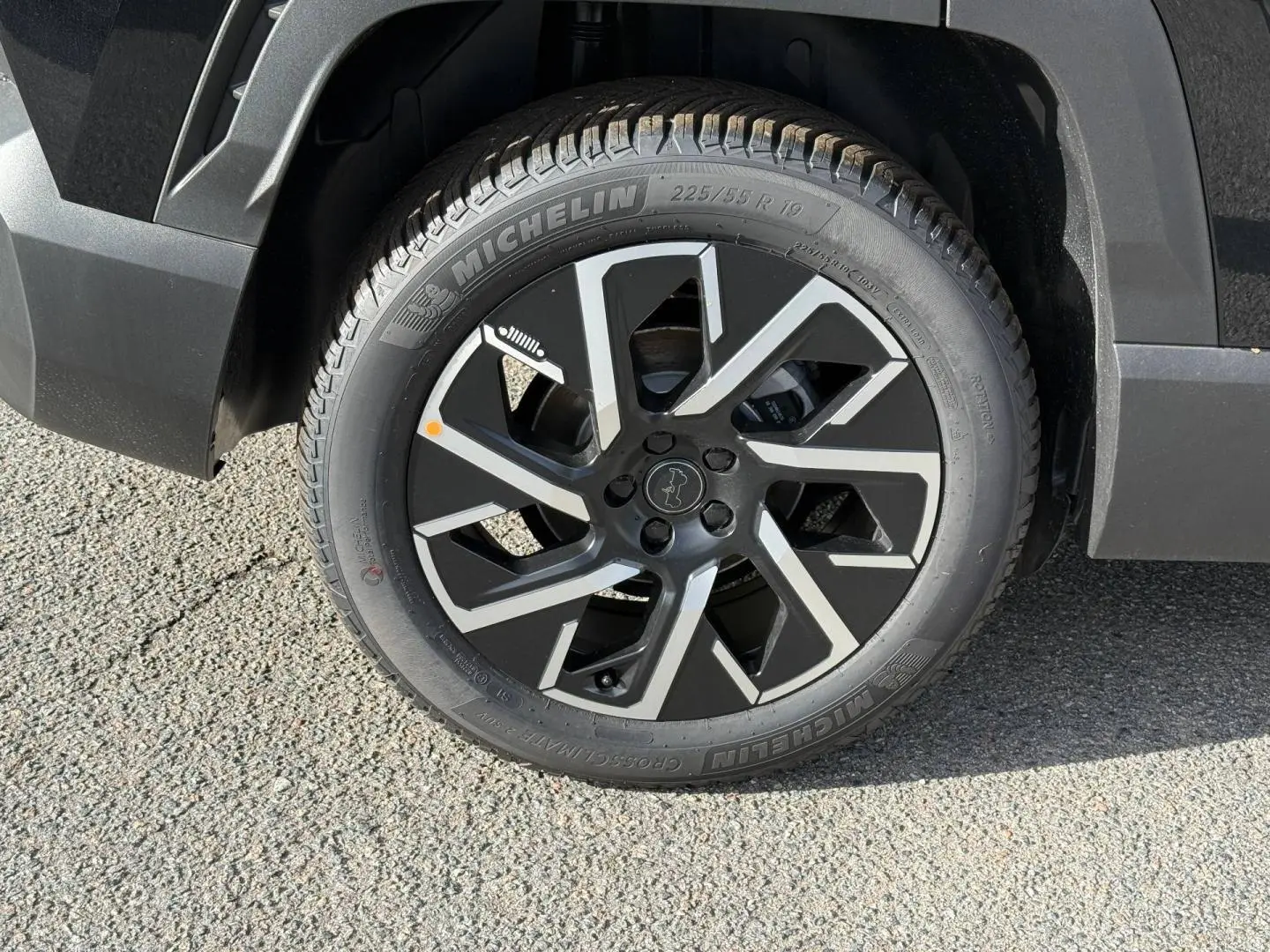 Gros plan sur la roue avant droite du Jeep Compass 2026 Vulcano avec jante alu noire et grise distinctive.