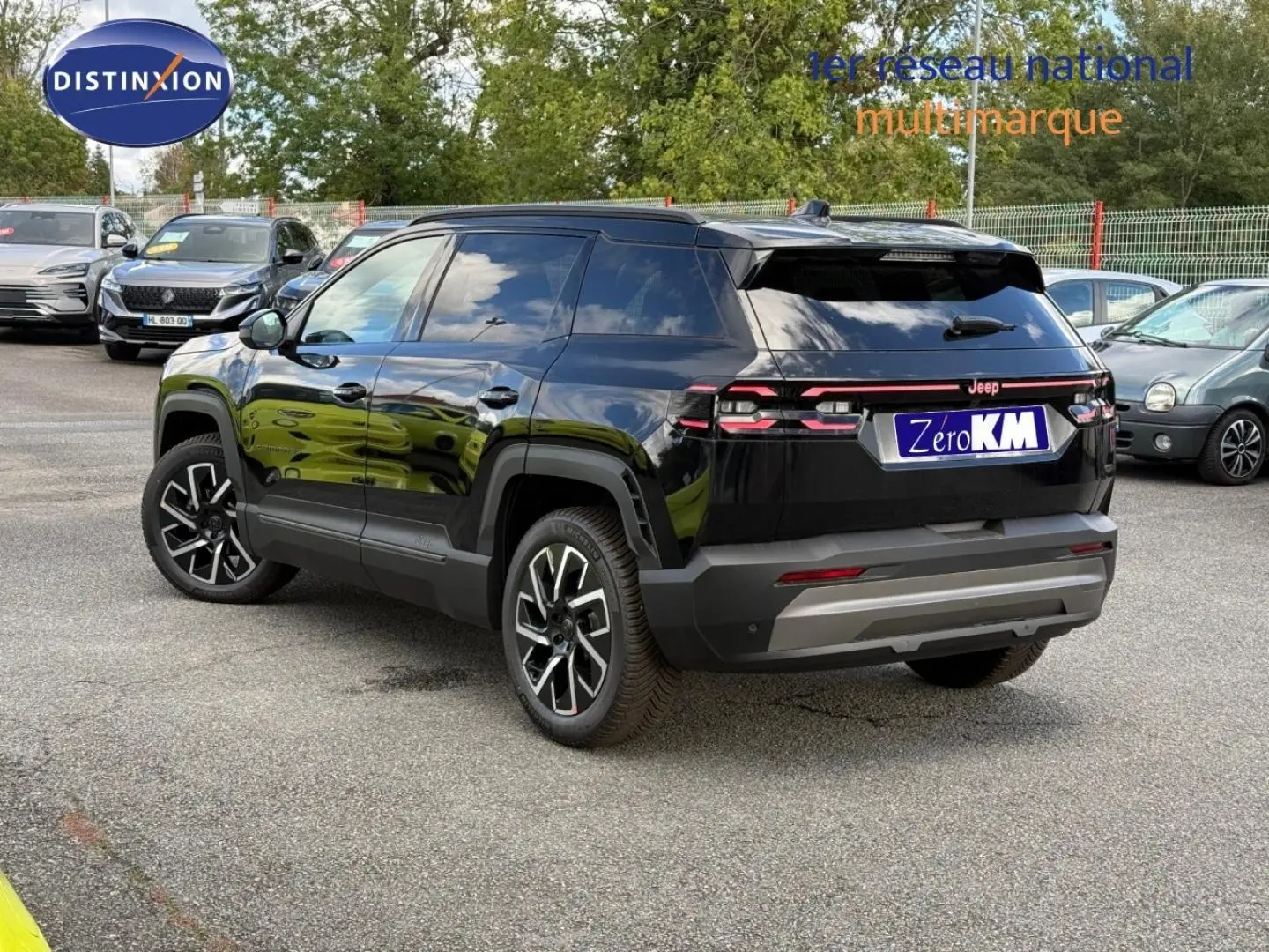 Vue 3/4 arrière droite d'un Jeep Compass noir brillant avec jantes alu et feux arrière LED distinctifs.