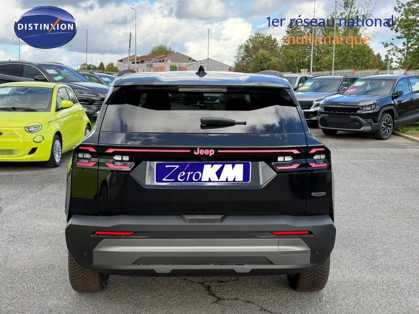 Vue arrière d’un Jeep Compass 2026 noir Vulcano avec feux LED et logo Jeep lumineux au centre.