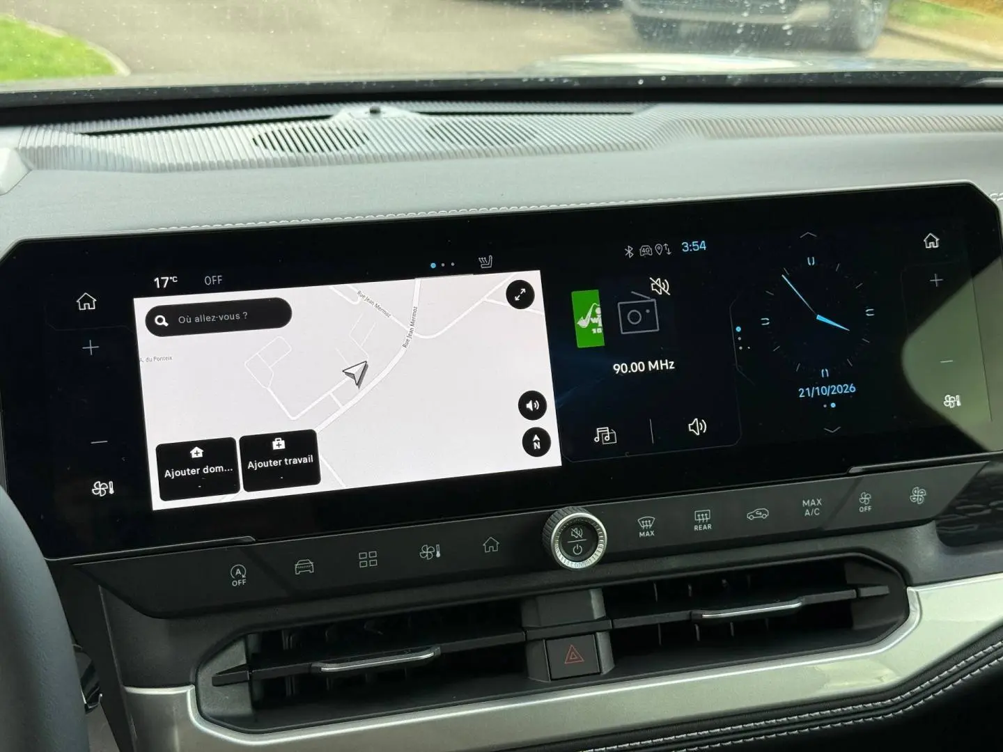 Tableau de bord du Jeep Compass 2026 avec écran tactile large affichant navigation et horloge digitale.
