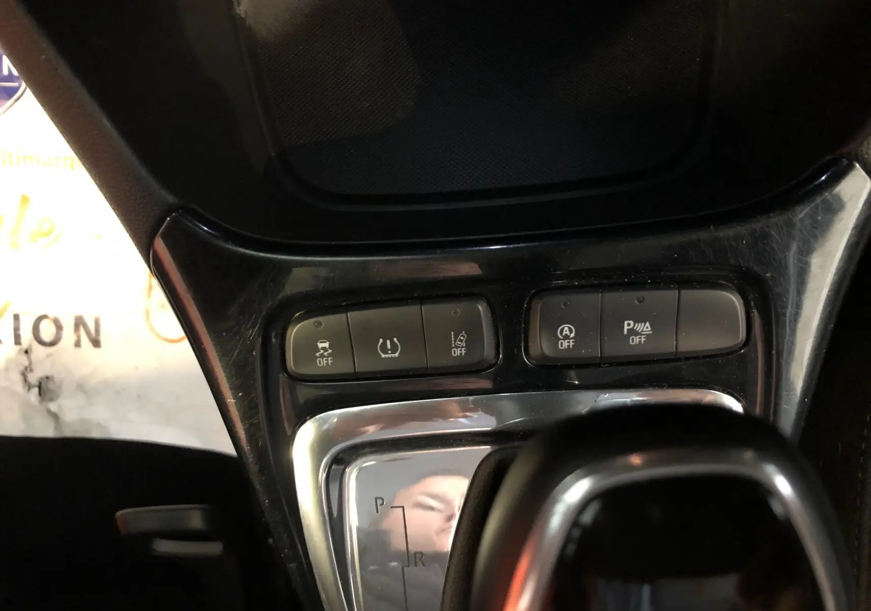 Gros plan sur la console centrale de l'Opel Crossland X bleu intens métal, montrant la boîte automatique et les boutons de contrôle.