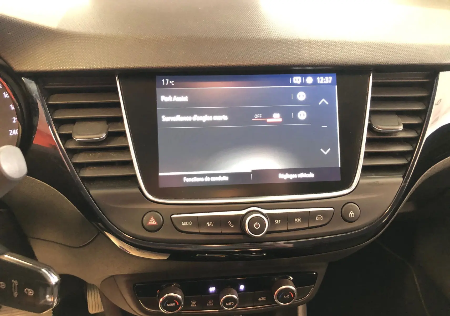 Tableau de bord et écran tactile de l'Opel Crossland X 2019, finition Design, avec commandes de climatisation visibles.