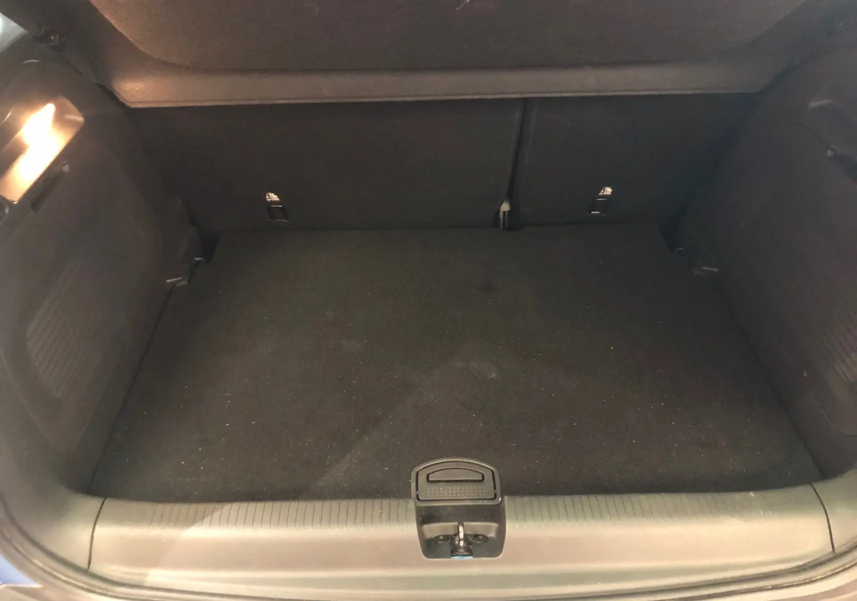 Coffre vide de l'Opel Crossland X bleu intens métal, vue intérieure arrière montrant l'espace de chargement.