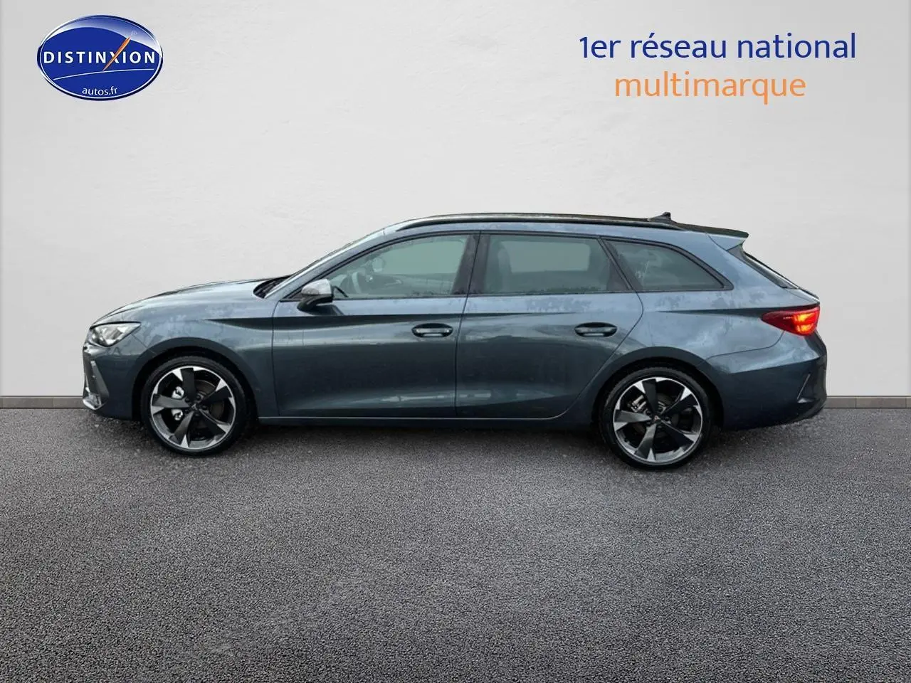 Profil droit de la CUPRA LEON ST gris magnétique 2025 avec jantes alu et feux arrière allumés.