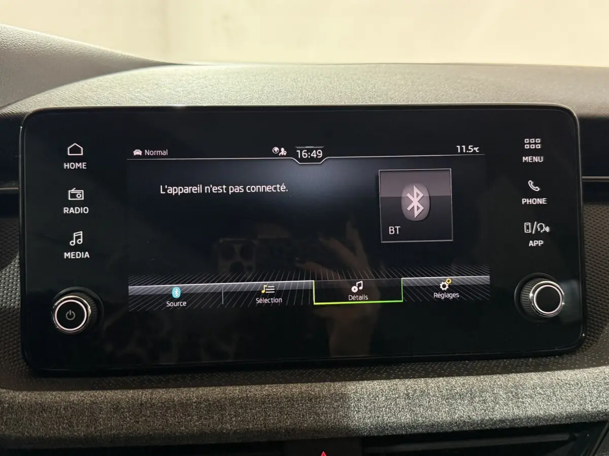 Écran tactile central du tableau de bord du Skoda Kamiq 2024 affichant un message Bluetooth non connecté.