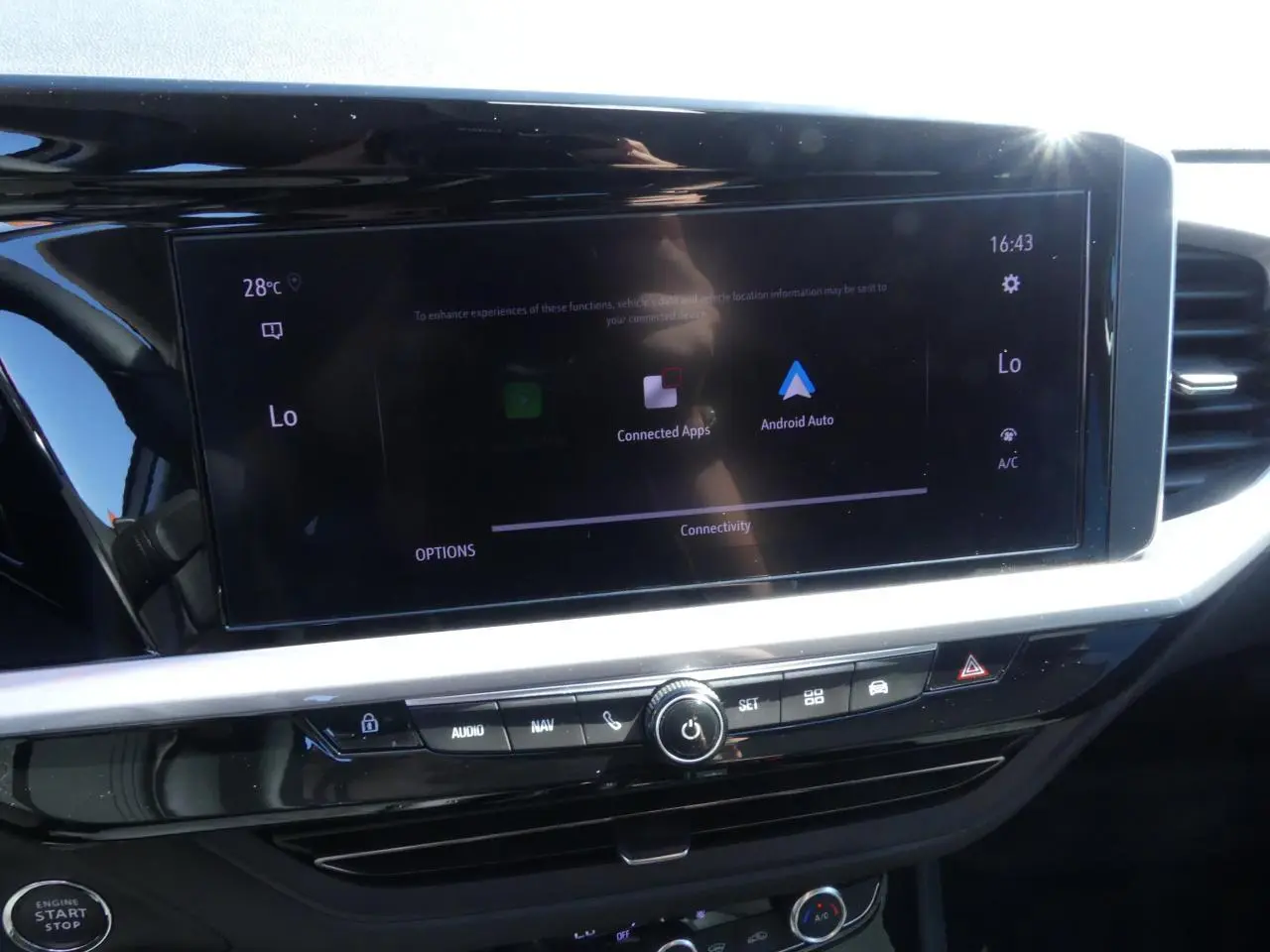 Écran tactile central avec interface Android Auto dans l’habitacle de l’Opel Grandland 2024 blanc métallisé.