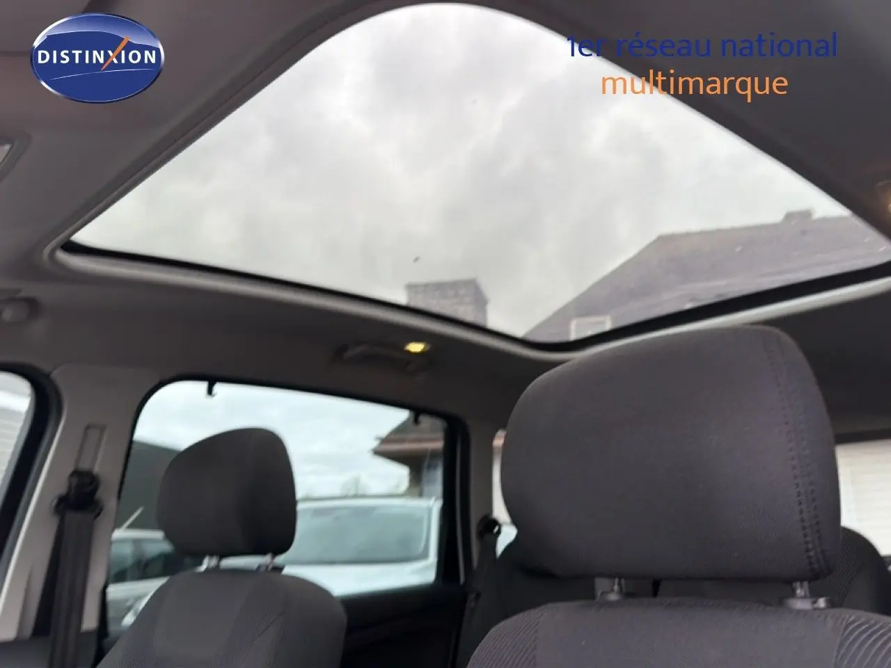 Vue intérieure du toit ouvrant panoramique et des sièges avant en tissu noir du Ford S-MAX blanc 2013.