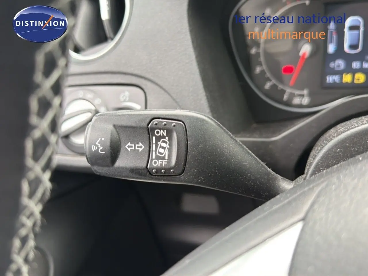 Gros plan sur la commande de régulateur de vitesse au volant du Ford S-MAX blanc, tableau de bord en arrière-plan.