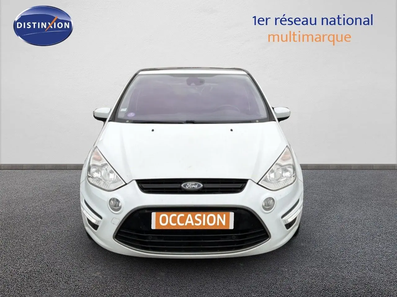 Vue avant d'une Ford S-MAX blanche de 2013 avec calandre noire et plaque "OCCASION" visible.