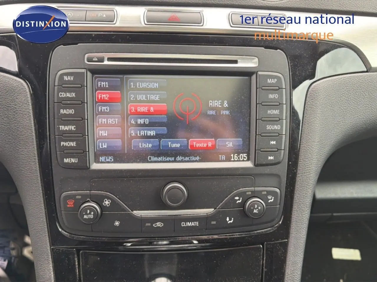 Vue rapprochée du tableau de bord noir du Ford S-MAX 2013 avec écran multimédia et commandes de climatisation.