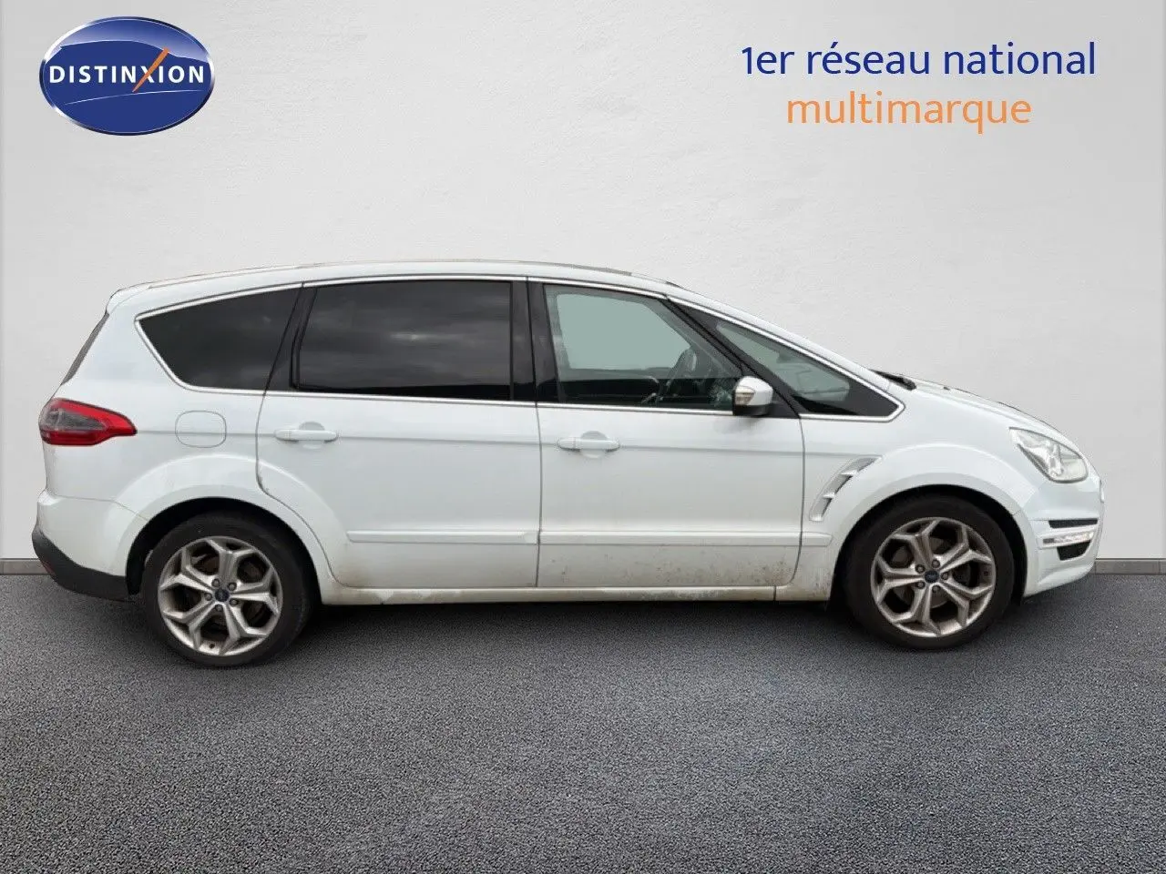 Profil droit d'un Ford S-MAX blanc de 2013, monospace 7 places avec jantes alliage et vitres teintées.