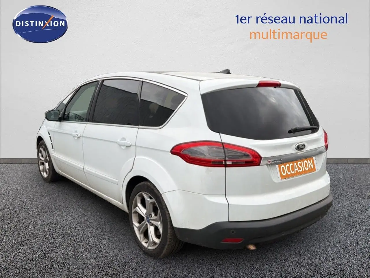 Vue 3/4 arrière droite d'un Ford S-MAX blanc 7 places avec vitres teintées et jantes alliage.