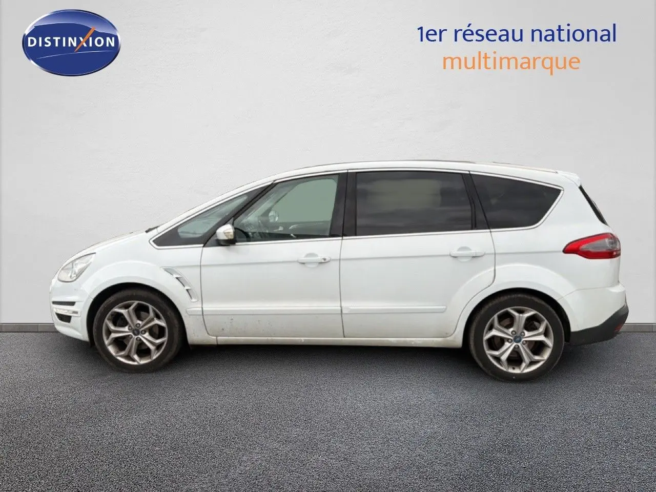 Vue de profil côté gauche d’un Ford S-MAX blanc 7 places avec jantes alliage et vitres arrière teintées.