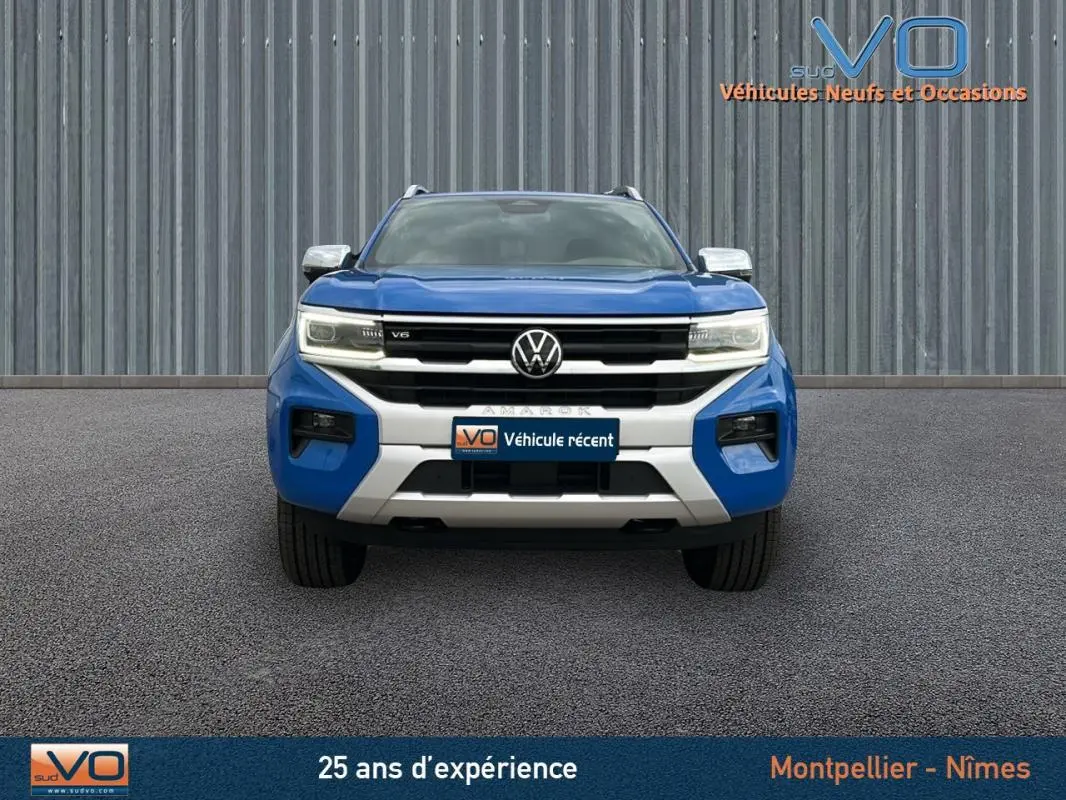 Vue frontale du Volkswagen Amarok Simple Cabine bleu 2025 avec calandre noire et détails argentés, jantes alliage visibles.