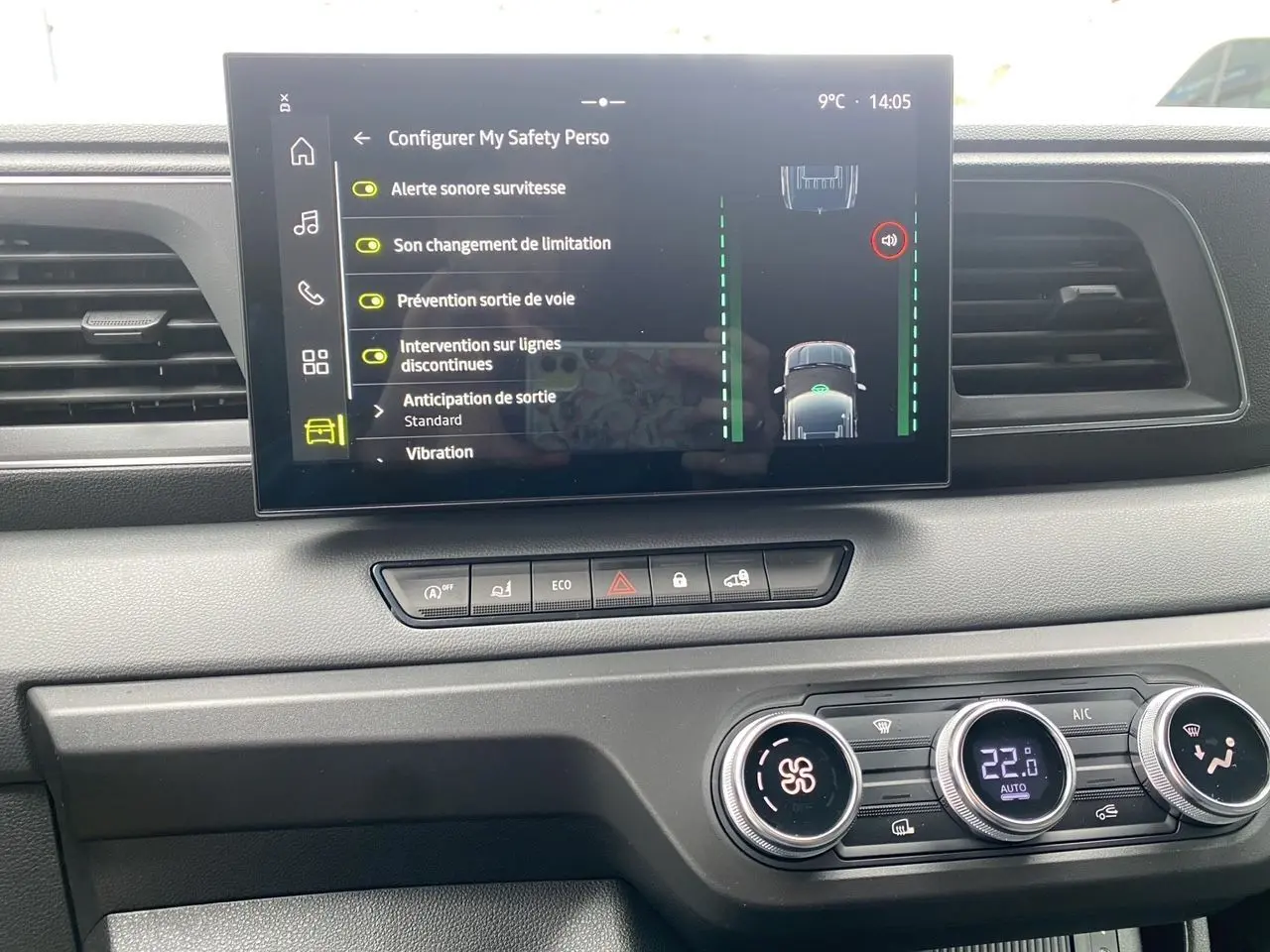 Tableau de bord du Renault Master 2025 avec écran tactile affichant les aides à la conduite et commandes climatisation.