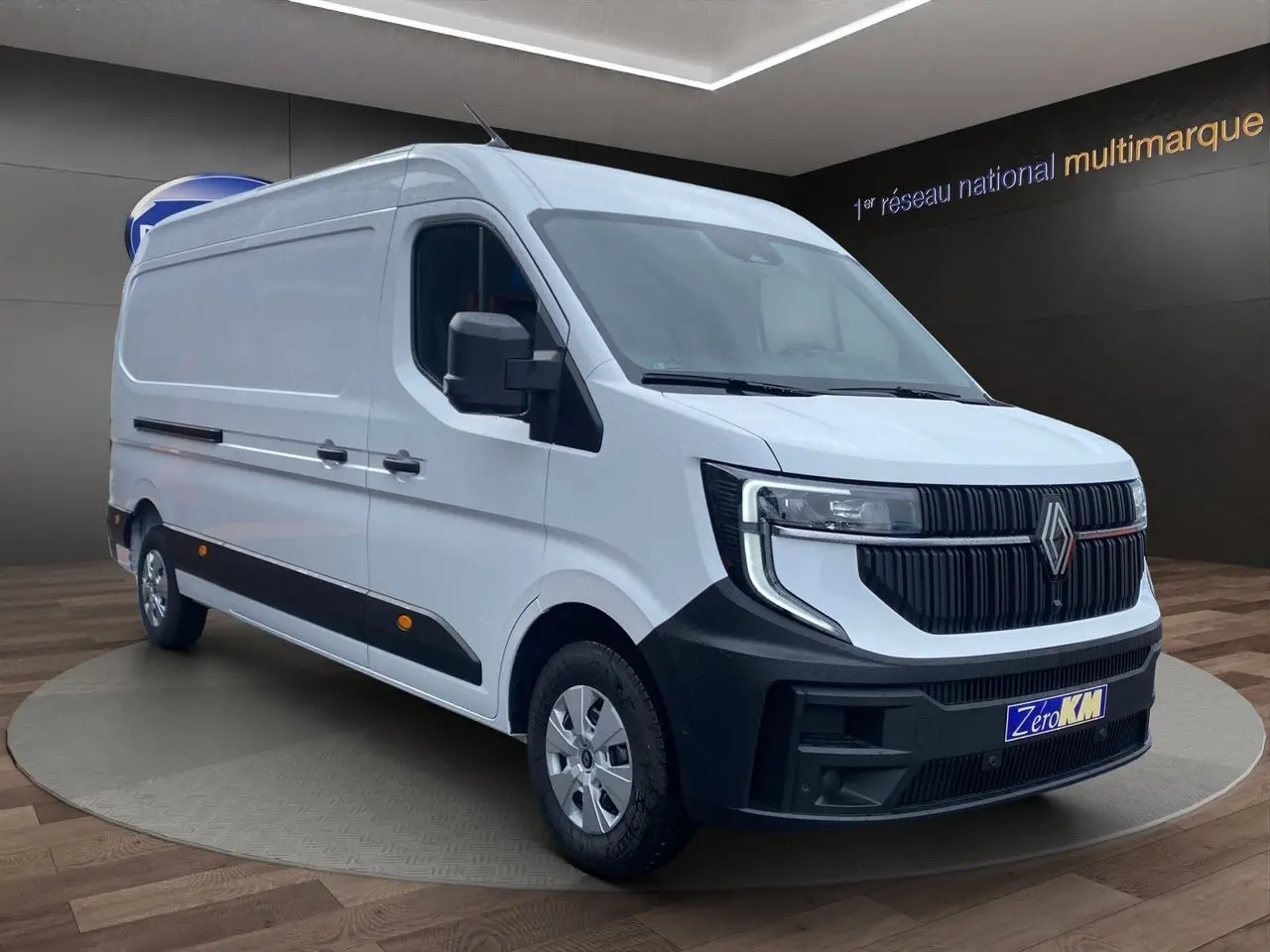 Renault Master blanc en 3/4 avant droit, avec calandre noire et roues équipées de pneus tous temps.
