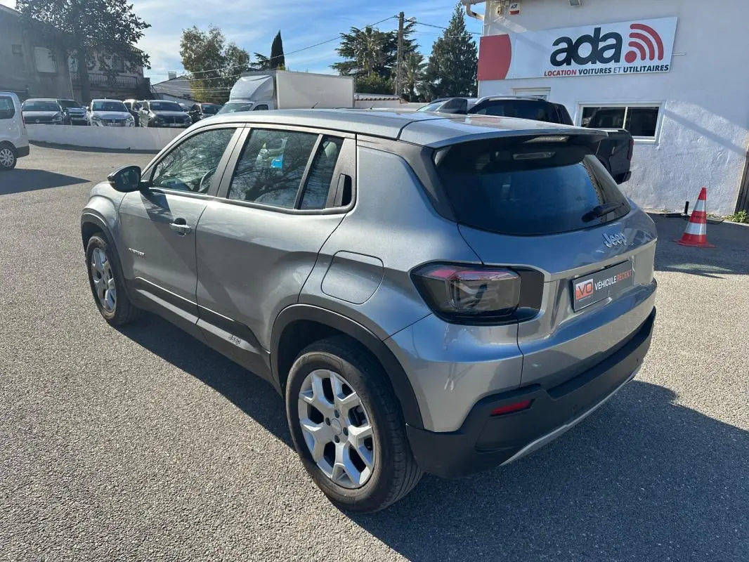 Jeep Avenger gris en 3/4 arrière droit, mettant en valeur ses jantes alliage 17 pouces et feux arrière LED.