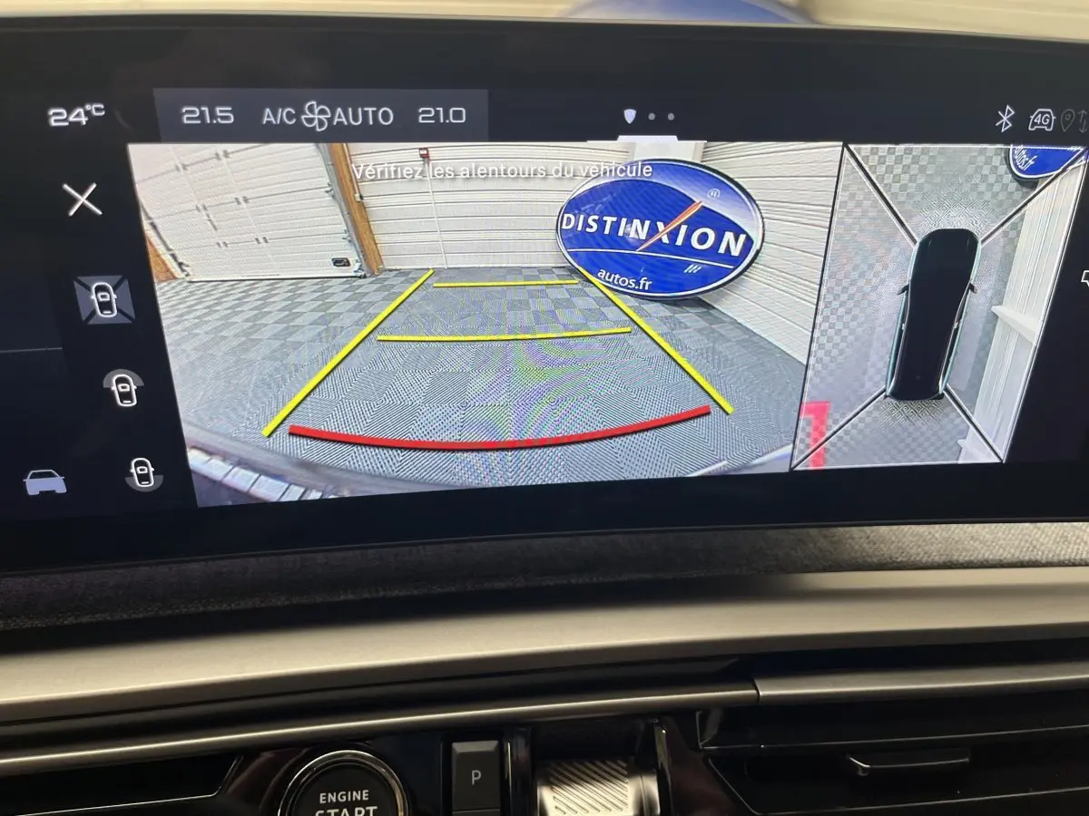 Affichage caméra de recul et vue 360° sur écran tactile du tableau de bord du Peugeot 5008 blanc hybride 2025.