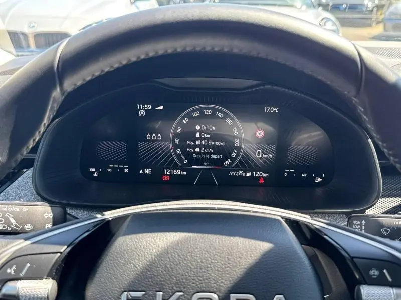 Vue centrée sur le tableau de bord numérique et volant cuir d'une Skoda Scala 2025, affichage multifonction clair.