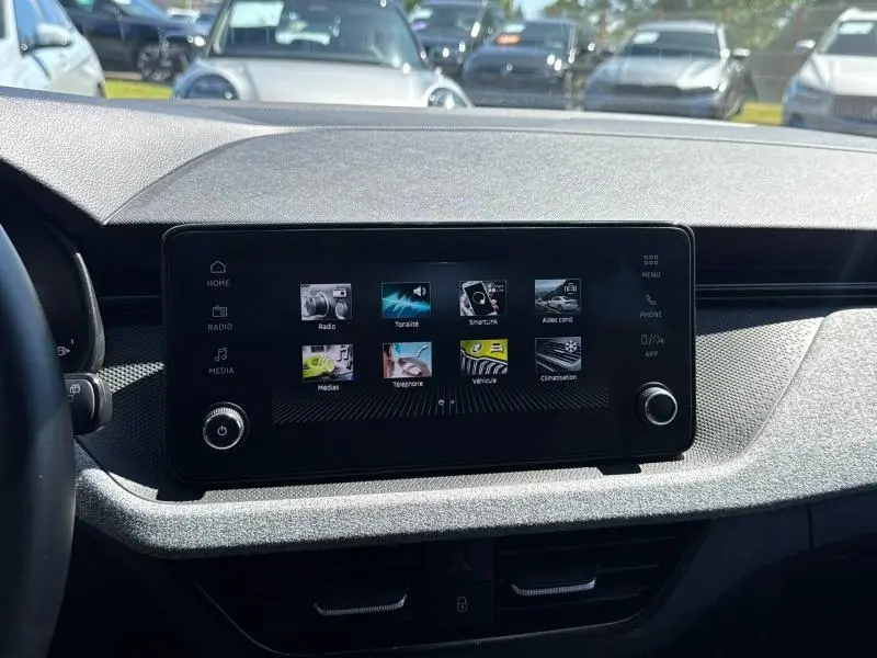 Écran tactile central du tableau de bord d'une Skoda Scala 2025, vue de face avec commandes multimédia visibles.