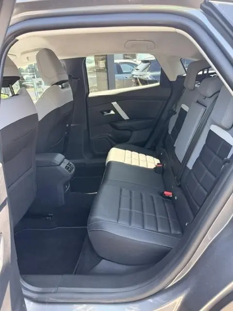 Vue intérieure côté droit des sièges arrière en cuir noir de la Citroën C4 Essence 130 EAT8 MAX gris foncé 2025, avec banquette 3 places.