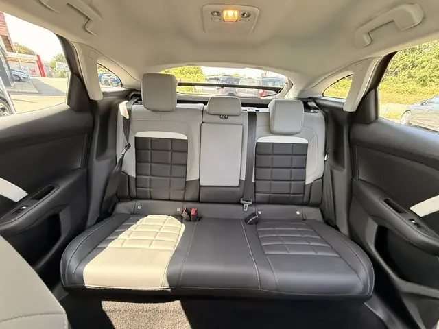 Vue intérieure arrière de la banquette 3 places bicolore noir et beige du Citroën C4 Essence 130 EAT8 MAX 2025.