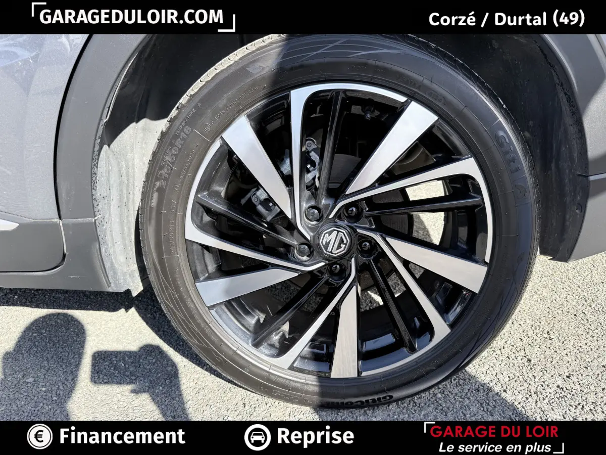 Gros plan sur la jante alliage bicolore noir et argent du MG MOTOR ZS gris clair, côté avant droit.