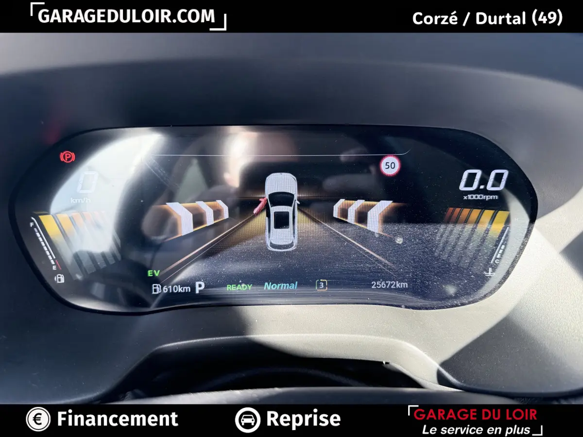 Tableau de bord numérique MG ZS Hybrid+ Luxury 2025 affichant vitesse, autonomie et alertes de conduite.