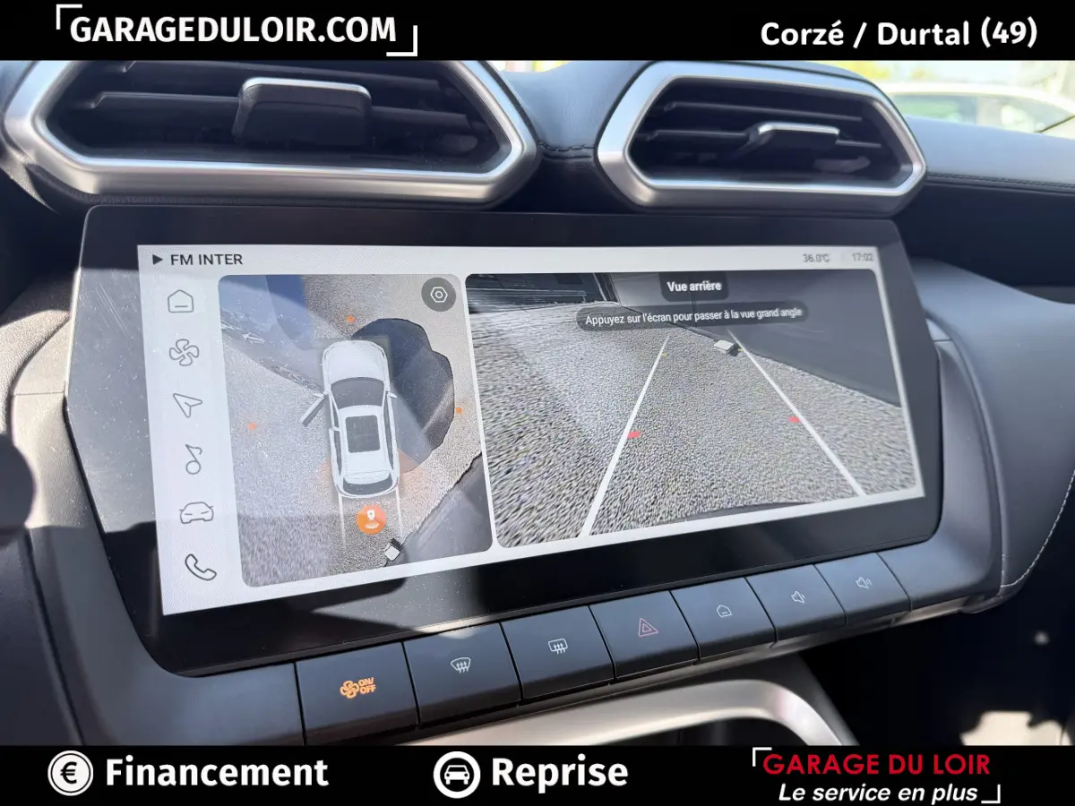 Écran tactile central montrant la caméra 360° et vue arrière du MG Motor ZS gris clair, tableau de bord moderne.