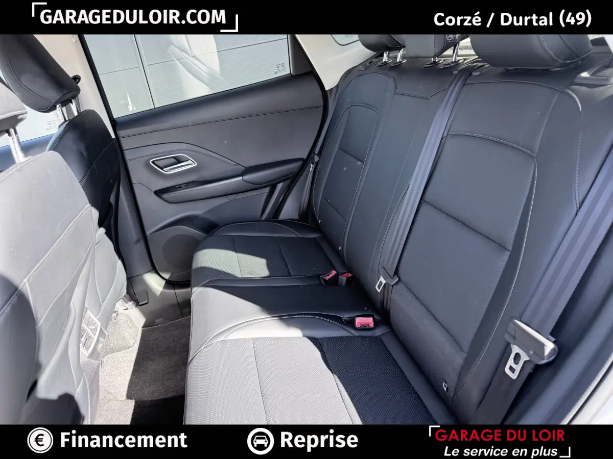 Vue latérale intérieure des sièges arrière noirs en cuir du MG Motor ZS 1.5L Hybrid+ Luxury 2025, avec ceintures visibles.