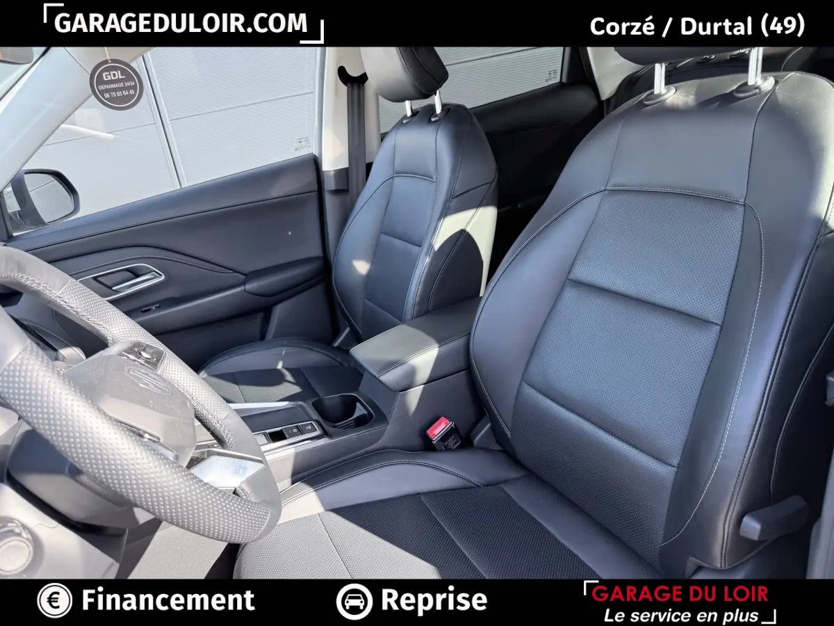 Vue intérieure côté conducteur du MG Motor ZS 1.5L Hybrid+ Luxury 2025, sièges cuir noirs et console centrale visible.