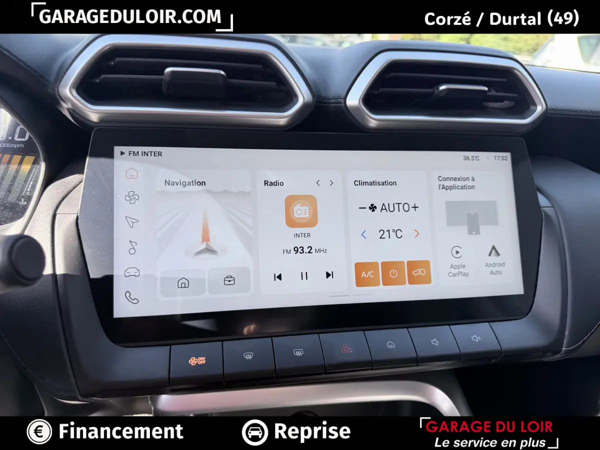 Écran tactile central 10,1 pouces du MG Motor ZS gris clair 2025, affichant navigation, radio et climatisation.