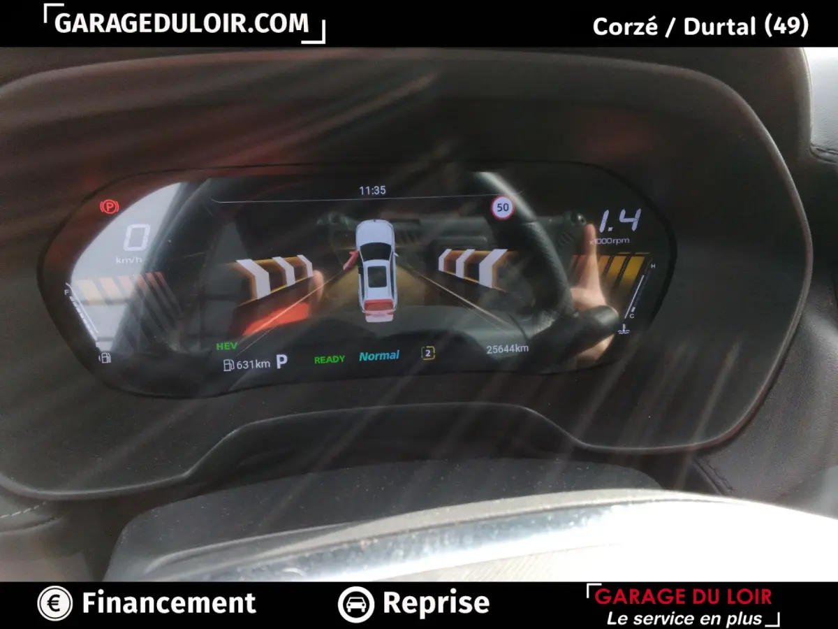 Affichage numérique du combiné d'instruments du MG ZS Hybrid+ Luxury, vue frontale du tableau de bord.