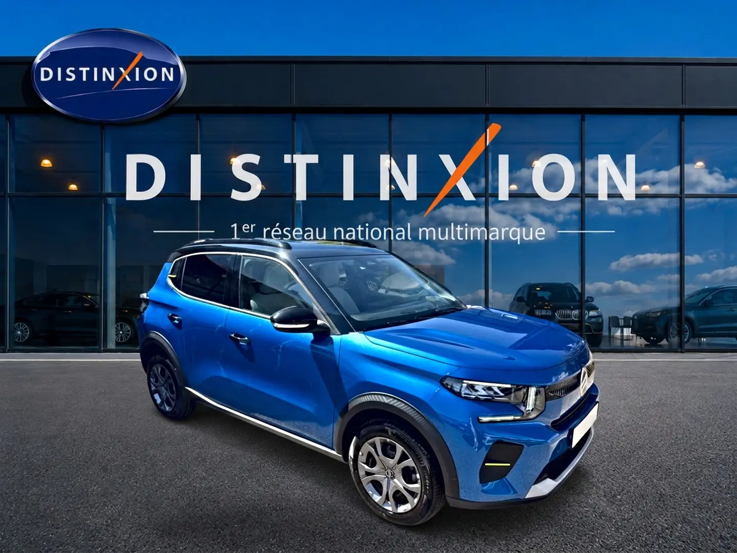 Citroën C3 1.2 turbo 100ch bleu en 3/4 avant droit devant une vitrine Distinxion.