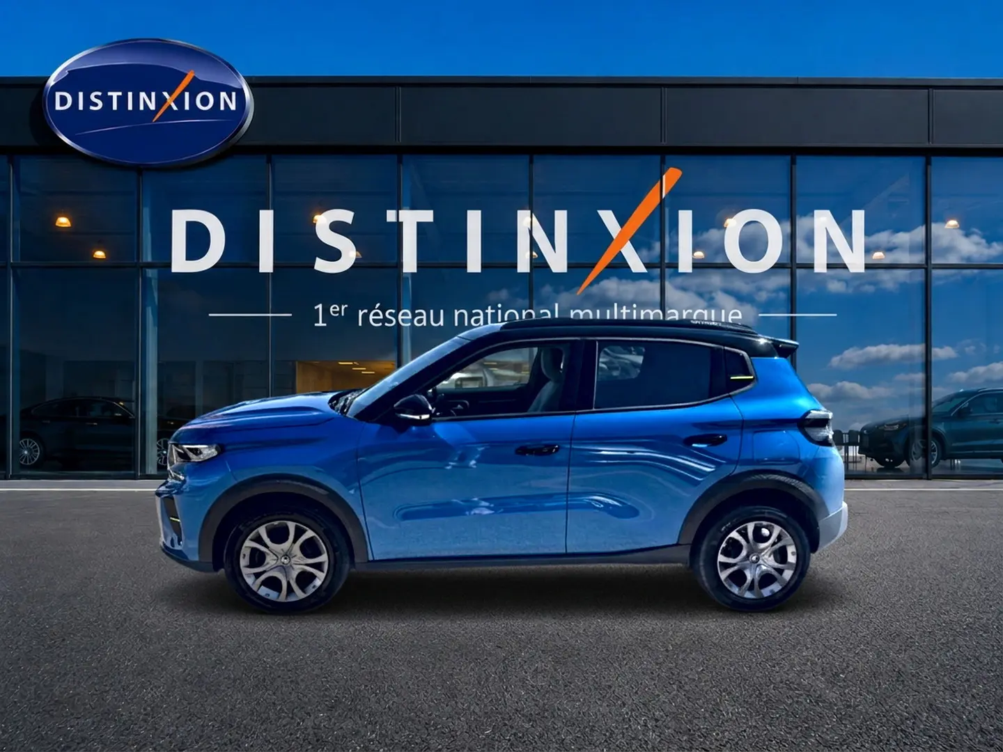 Profil latéral droit de la Citroën C3 2025 bleu avec toit noir, jantes alu et vitres arrière surteintées.