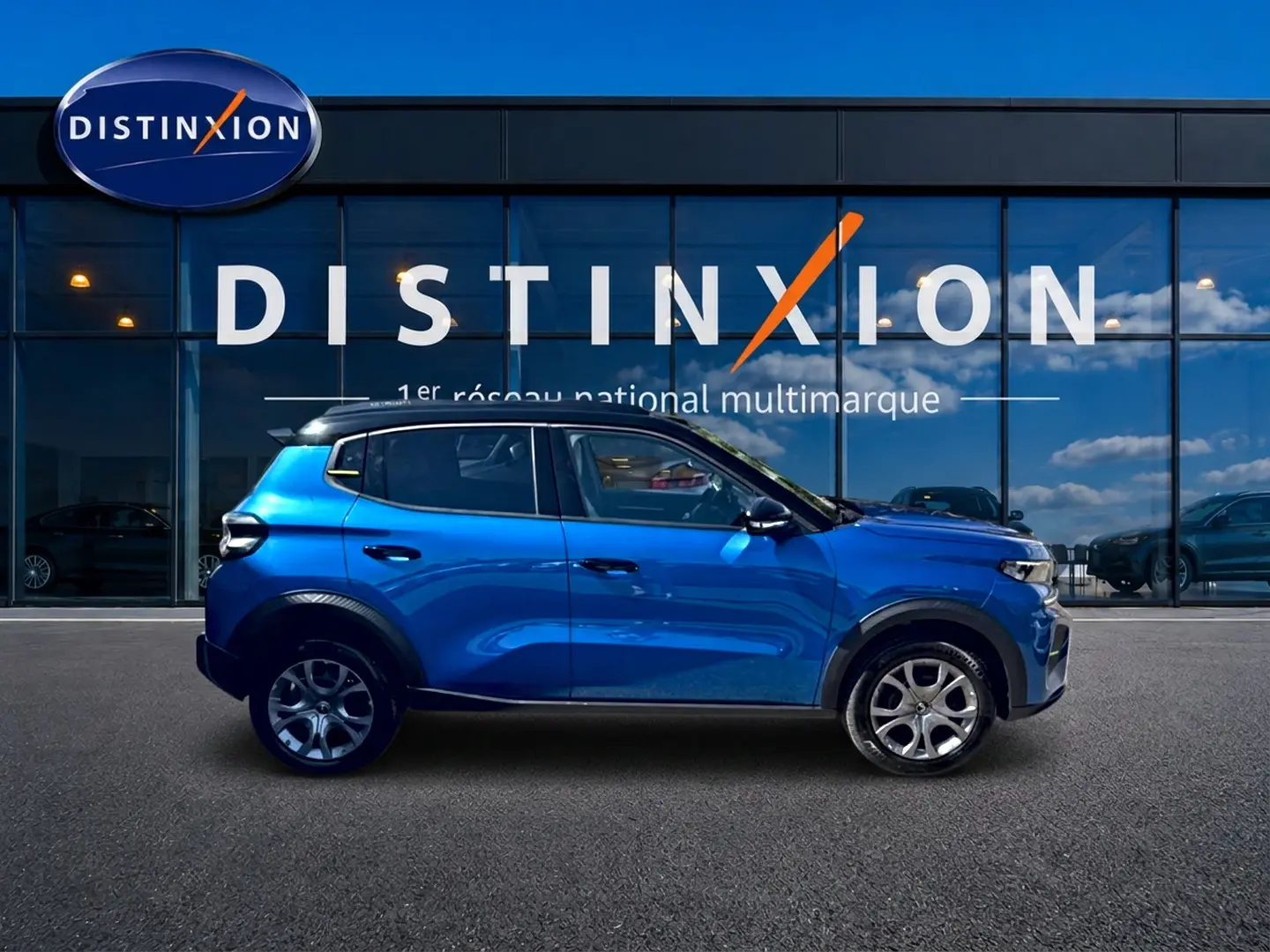Profil droit d'une Citroën C3 bleu 2025 avec jantes alu, toit noir et protections noires sur les passages de roues.