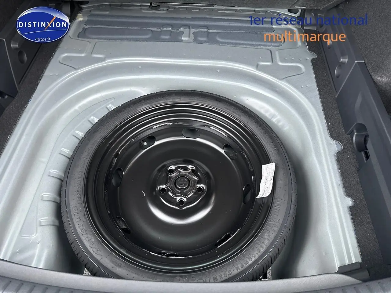 Vue plongeante sur la roue de secours noire dans le coffre gris magnétique du CUPRA LEON ST 1.5 etsi hybrid 2025.