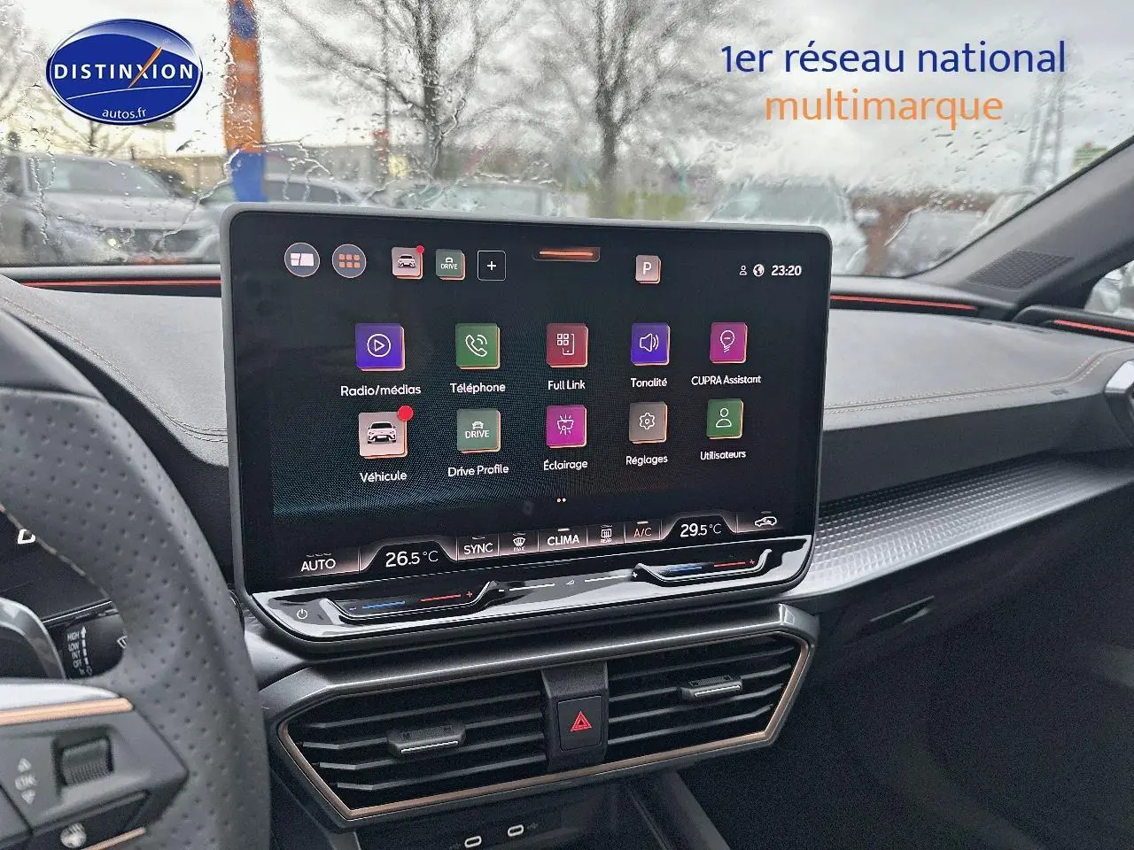 Vue intérieure centrée sur l'écran tactile du tableau de bord d'une CUPRA LEON ST gris magnétique, avec volant partiel visible.