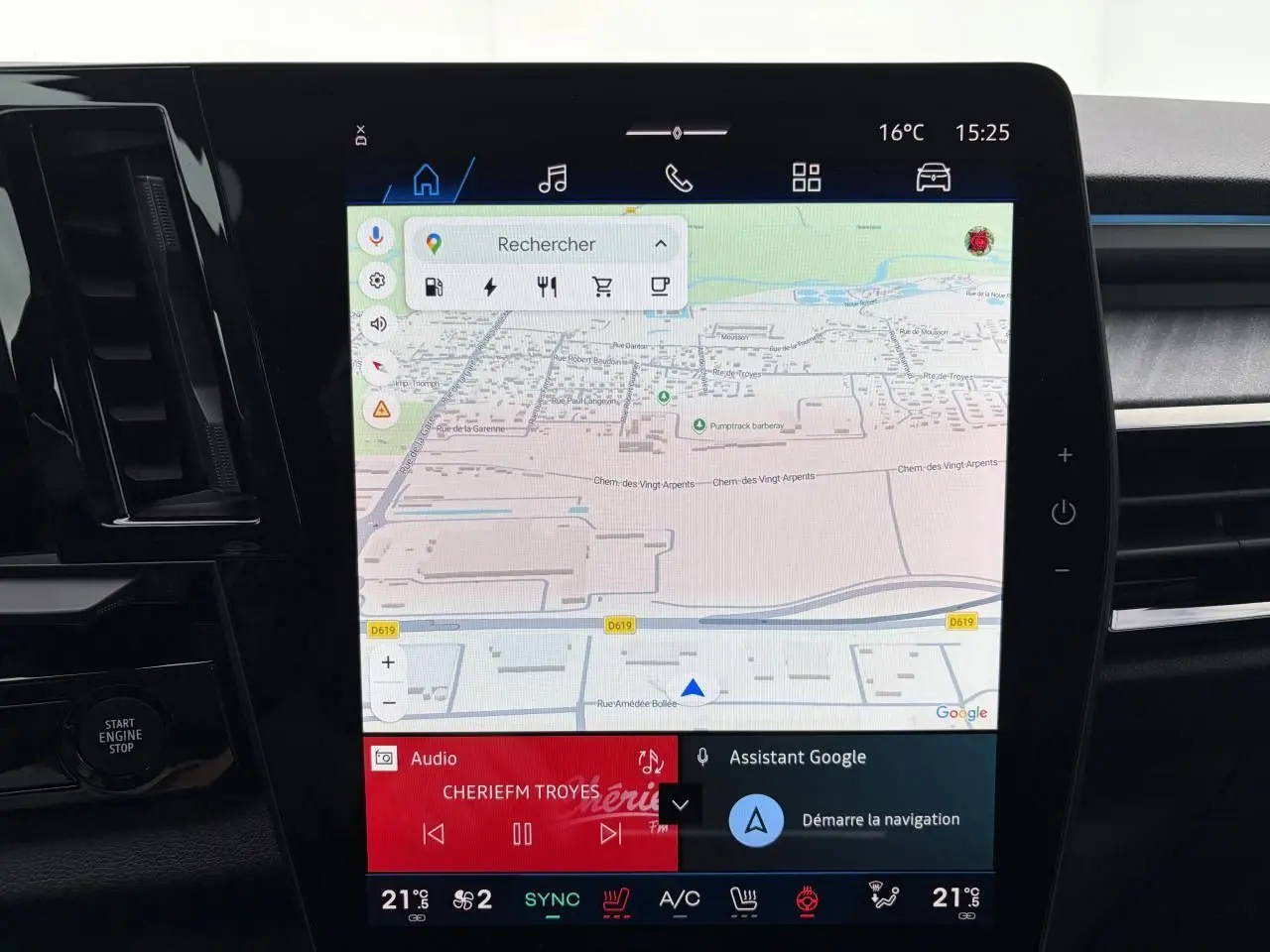 Écran tactile central du Renault Rafale 2025 en Summit Blue, affichant la navigation Google Maps et commandes multimédia.