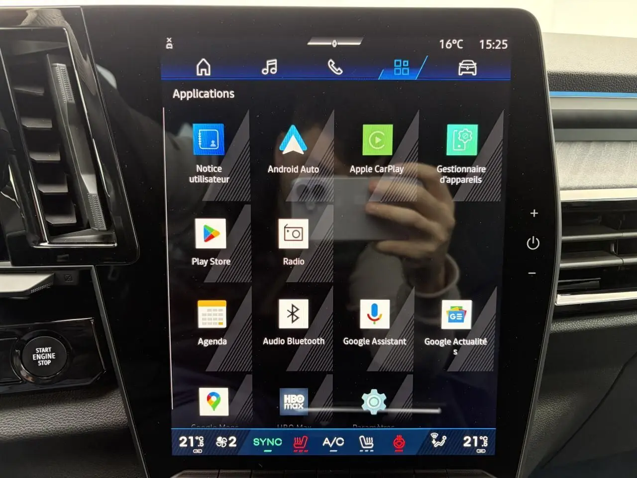 Écran tactile central du Renault Rafale 2025 en Summit Blue, affichant les applications multimédia et connectivité.