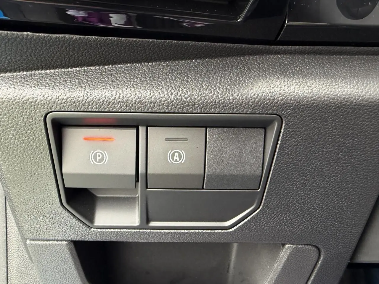 Gros plan sur les commandes du frein de parking électrique et de l'arrêt/démarrage automatique du Renault Rafale 2025.