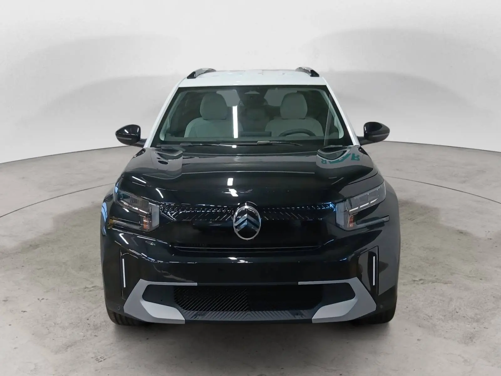 Vue frontale d'un Citroën C3 Aircross 2025 noir Perla avec toit blanc, mettant en valeur sa calandre moderne et ses phares LED.