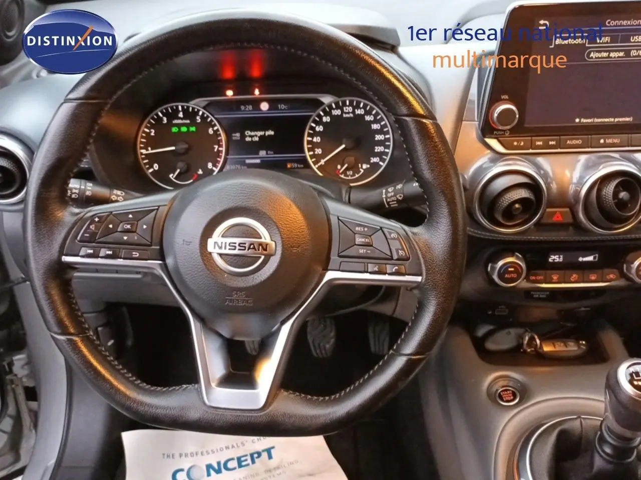 Vue intérieure centrée sur le volant noir du Nissan Juke 2020, avec tableau de bord et console centrale visibles.