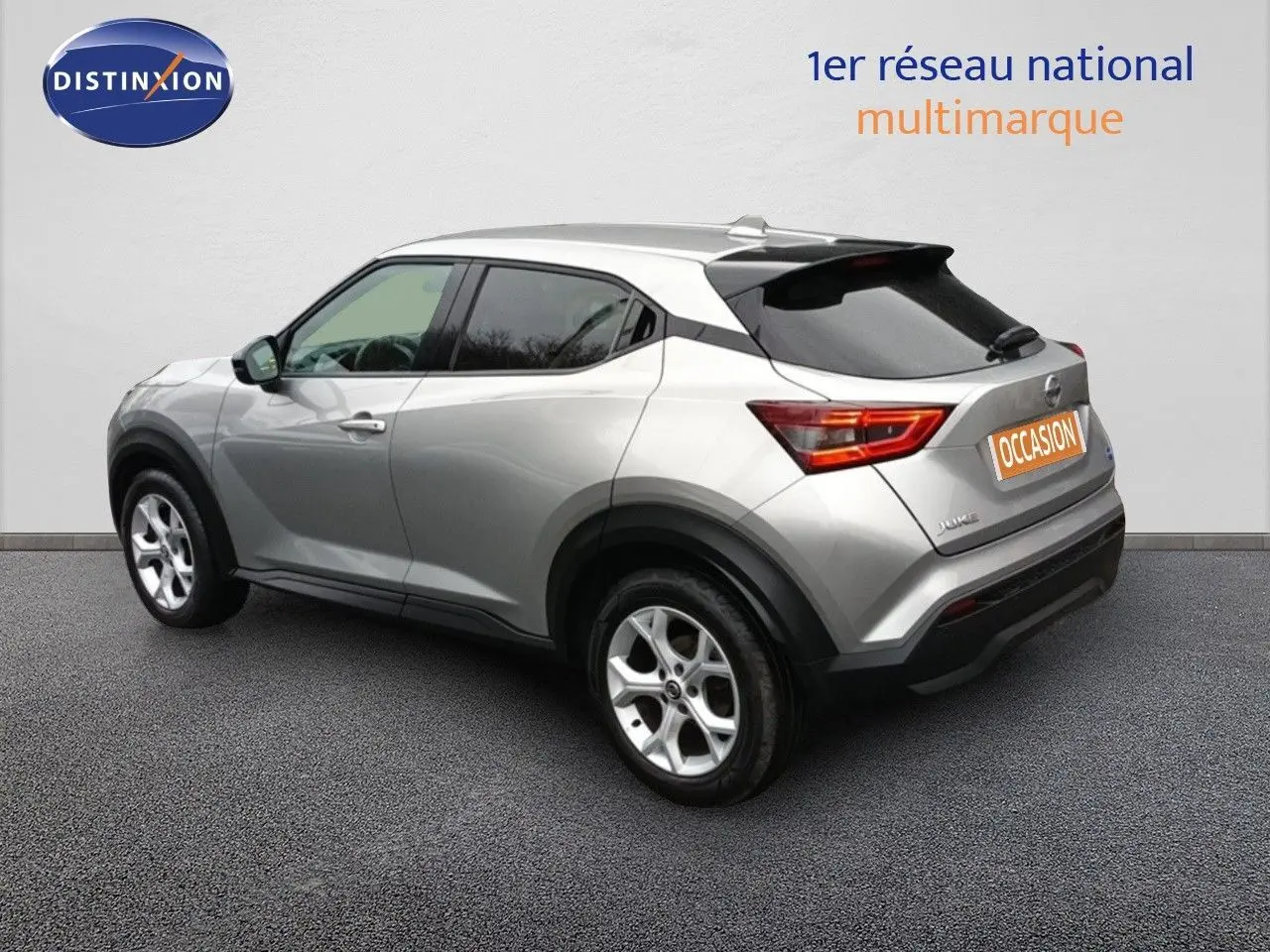 Vue 3/4 arrière droite du Nissan Juke gris platine métal avec jantes alliage et vitres teintées.